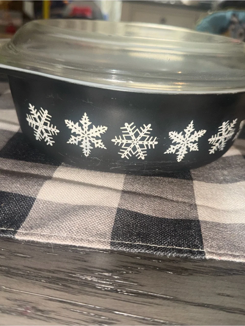 This is a vintage Pyrex 